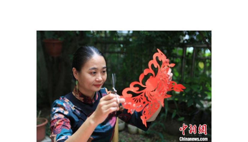 广州增城剪纸技艺代表性传承人何丹凤。