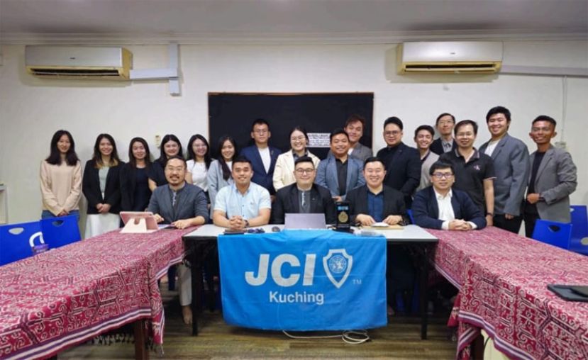 2025/26 JCI古晋联合董事会会议暨交接仪式合影。