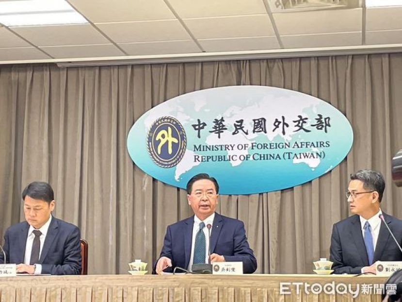 台湾外交部长吴钊燮（中）、公众会执行长刘永健（右）、拉美司司长郑力城（左）举行记者会。