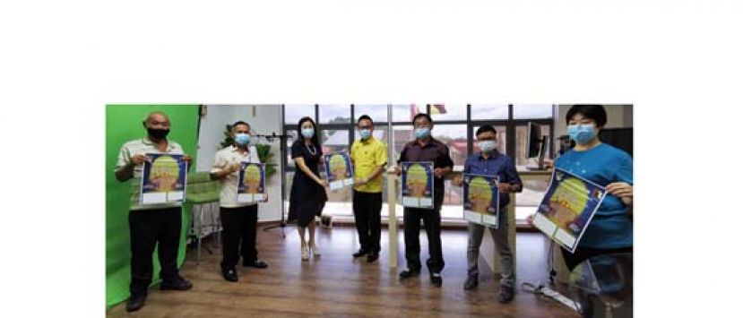 新闻发布会上摄，左起为2020创意中秋比赛委员彭秋仁，顾问甲必丹彭及深，筹委会主席刘慧玲，主宾符祥威，副主席陈水美，副秘书温爱莉及委员窦美珍。