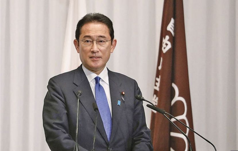 12月16日，日本首相岸田文雄在东京首相官邸举行的新闻发布会上发表讲话。