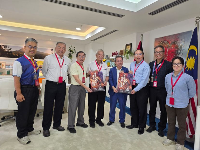 中中联合铜乐队50周年纪念庆典筹委会代表拜会砂拉越副总理拿督阿玛沈桂贤医生，汇报庆典筹备进展，并诚邀副总理担任大会主宾及主持开幕仪式。左三为筹委会主席杜亚玻校董，右三为总策划拿督黄起会，左三为策划叶宗元，左二为校董会秘书长何晋兴校董，还有一中李志鹏校长，三中林会颖校长，四中官晨阳校长。