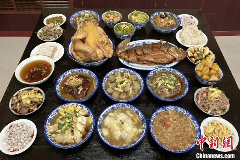 &ldquo;四八席&rdquo;有24道菜。即：四铺桌、四压桌、两大件、八大碗、四小碗、两糕点。