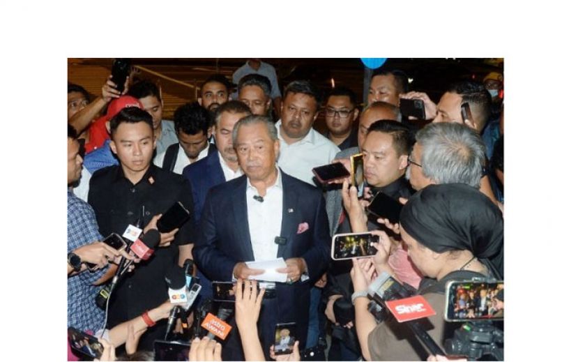 丹斯里慕尤丁在离开反贪会总部后，向媒体发表谈话。