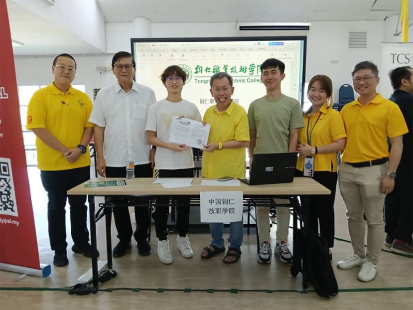 拿督阿玛沈桂贤（右四）亲自将录取通知书移交给张值鞅（左三）。