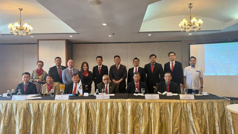 砂拉越商业联合总会 2022-2024 年度新届理事合影。