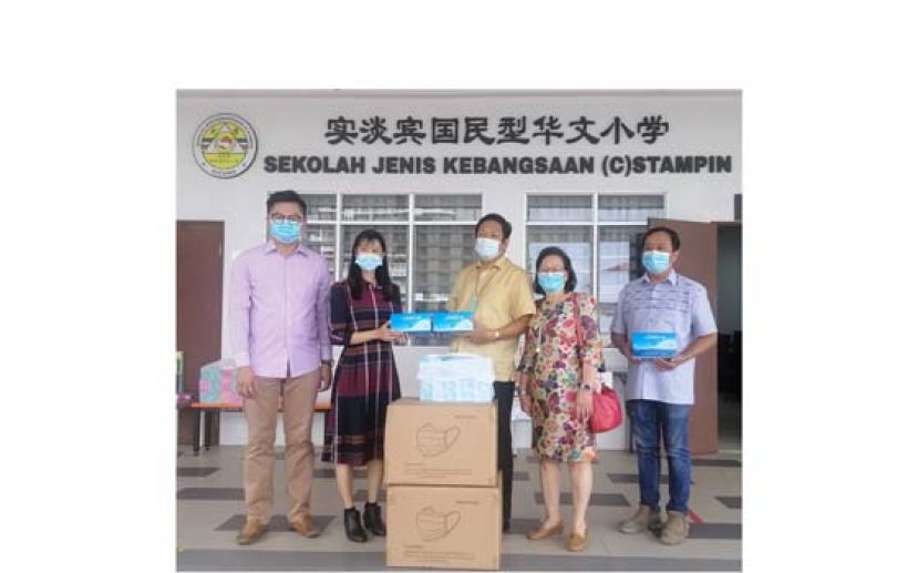 在浮罗岸区州议员黄庆伟（左一）、拿汀钱秀芳（右二）及古晋中华小学校董会四小监学吴孟敦（右一）见证下，拿督王长福移交5000个口罩予实淡宾国民型华文小学校长张秀凤。