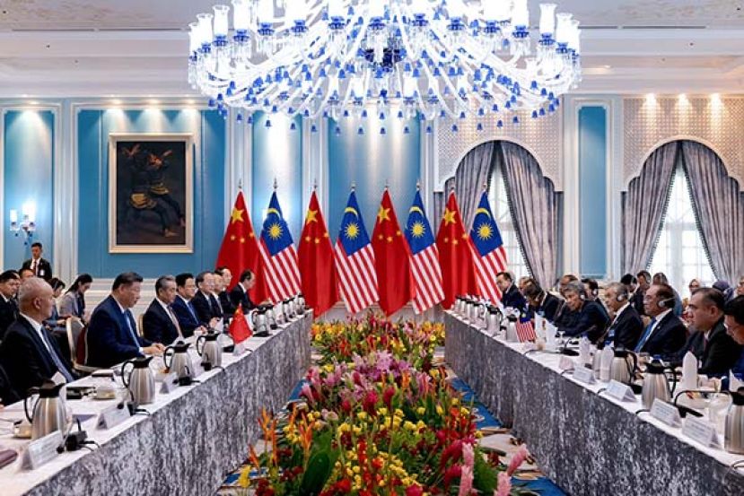 ●习近平与安华率领中马两国高官举行会谈。