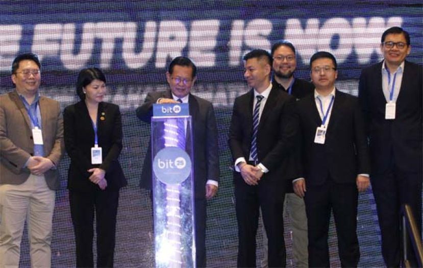 砂拉越交通部长拿督斯里李景胜（左三）为婆罗洲创新与技术大会主持推展礼时影。左四为Karuna Sarawak 首席执行员王石华。