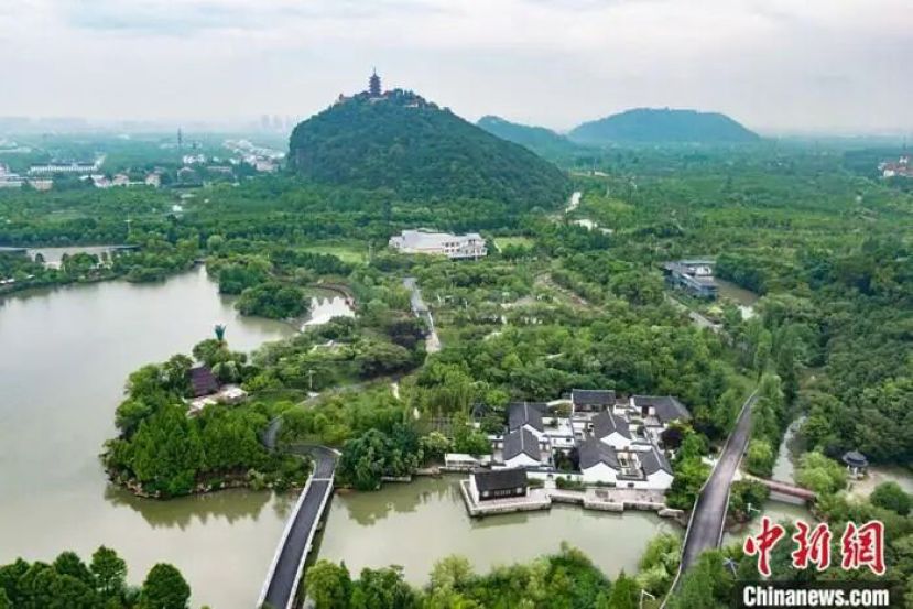 航拍江苏南通狼山、军山等滨江片区沿岸。作为长江入海前的&ldquo;最后一站&rdquo;，南通市接过长江大保护&ldquo;最后一棒&rdquo;，把修复长江生态环境摆在重要位置。