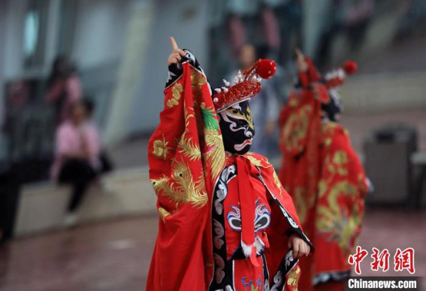 南充市特殊教育学校，殷秋华练习川剧变脸。