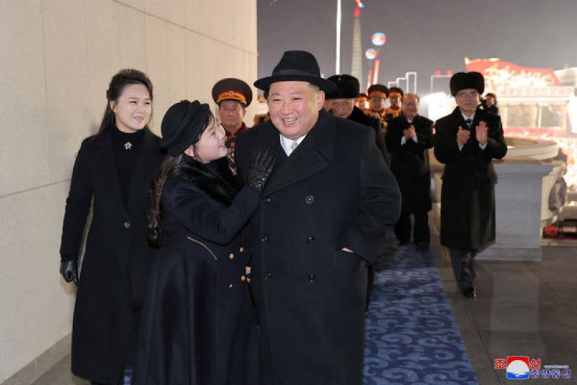 金正恩的二女儿8日出席夜间阅兵式时与爸爸互动亲密。