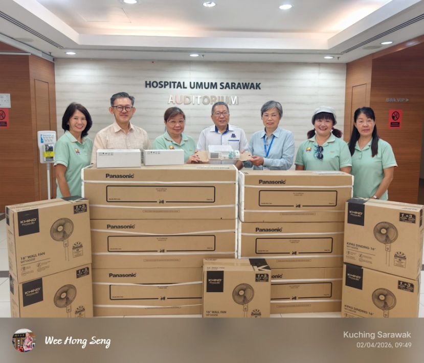 ：古晋福建公会妇女组主任林春煌（左3）移交医疗设备予砂拉越中央医院院长严慧文（右3）。中为拿督黄鸿圣市长见证。左1与左2为妇女组副主任洪明珠及北市市政局行政委员薛华东、右1与右二为妇女组福利林春菁及署理主任田美丽。