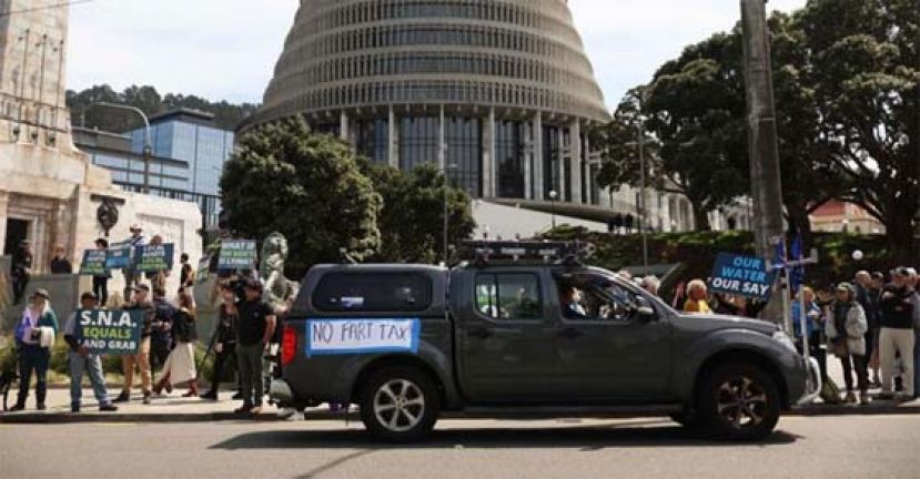 纽西兰农民全国多个城市示威，反对政府计划对牲口排放物征税。