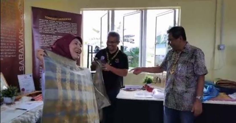 拿督斯里南茜苏克里（左）展示织金锦缎布。