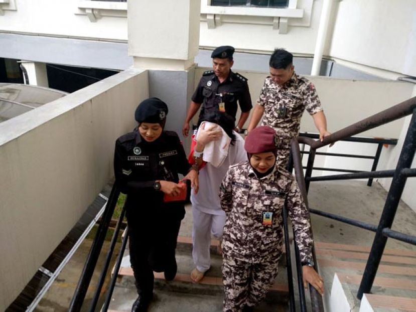 上诉人林咸慈被押离法庭。