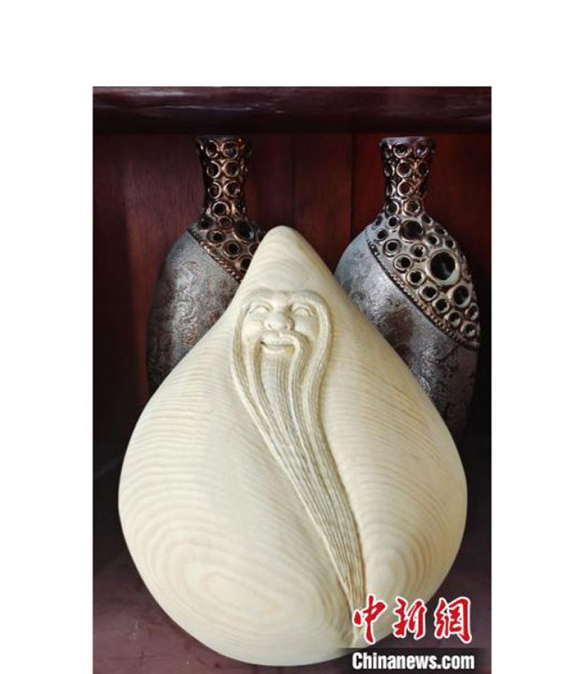 在戴新的根雕展示厅内，摆放着琳琅满目、形态各异的根雕作品。