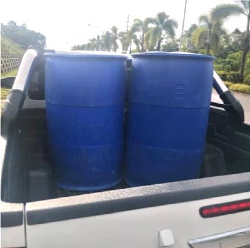 民都鲁水警扣押2大桶装载400公升汽油。