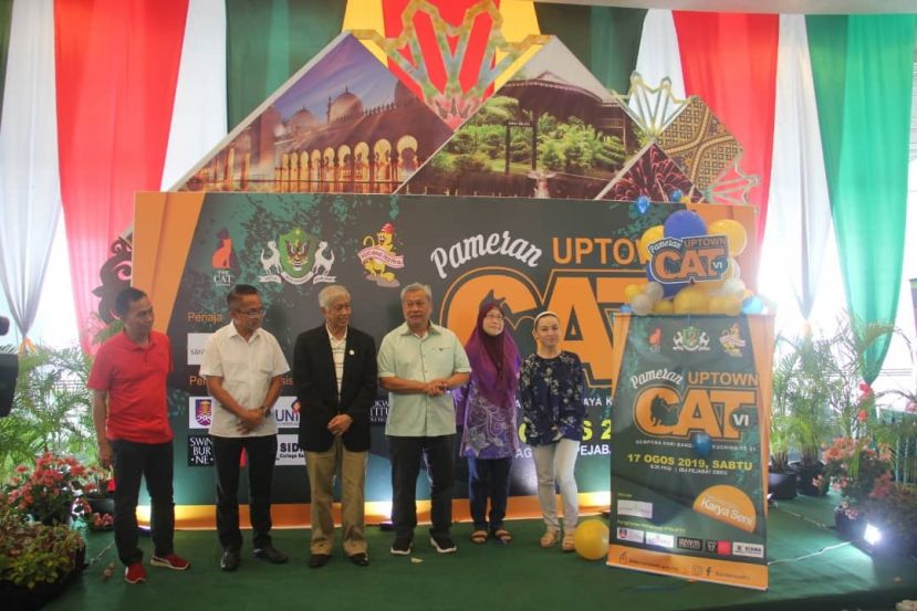 古晋北市市长拿督阿邦阿都华合（左3）为&ldquo;城市日猫城&rdquo;画展主持开幕。