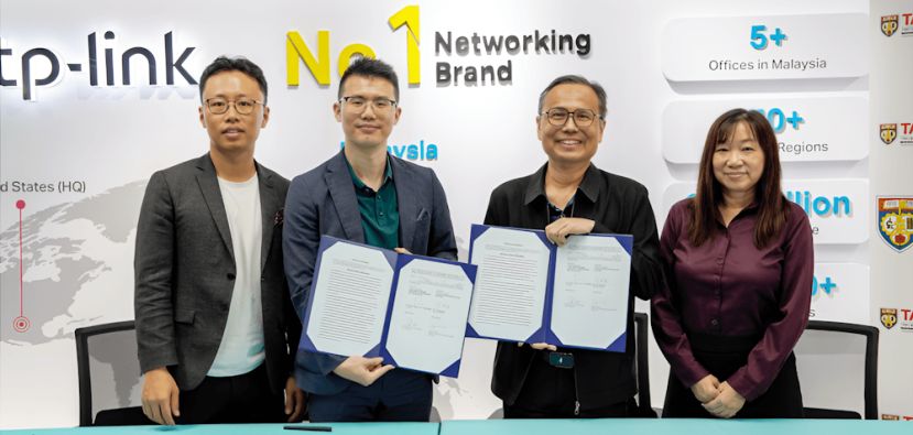双方签约后合影，（右起）骆翠凤、李仕伟、欧泽鑫及蔡振标。