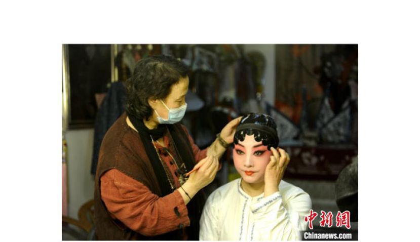 党莉莉正使用彩妆画秦腔妆容。