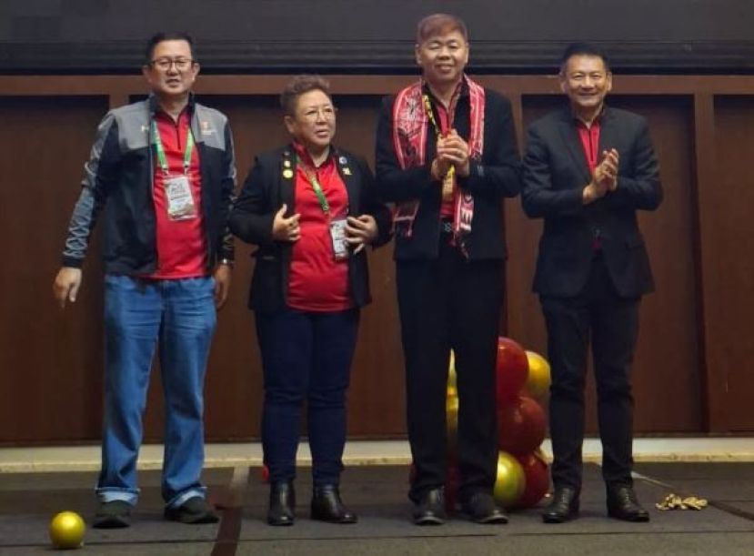  2026古晋《华夏风情》筹委会主席温德新(右)赠送纪念品予世界华夏风情联合总会兼马来西亚华夏风情联谊总会曹洪源硕士（马来西亚）之后的合影。左起为2026古晋《华夏风情》筹委会顾问陈垂棋以及古晋华语讲演会第31届会长朱缮霖。