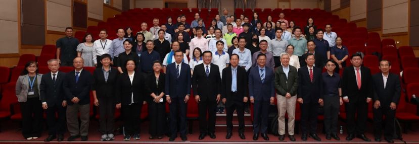 董总主席陈友信（右7）、独中校长会理事成员、专题主讲人程介明教授（右5）、庄琇凤校长（左6）与东、西马华文独中校长、副校长及行政主管等嘉宾参与此次活动，场面热烈。