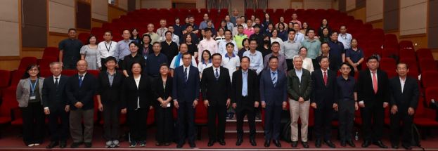 董总主席陈友信（右7）、独中校长会理事成员、专题主讲人程介明教授（右5）、庄琇凤校长（左6）与东、西马华文独中校长、副校长及行政主管等嘉宾参与此次活动，场面热烈。