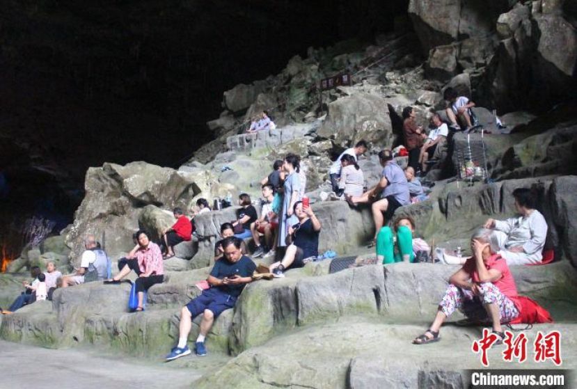 在巴马百魔洞景区，&ldquo;候鸟人&rdquo;和游客在&ldquo;磁疗区&rdquo;疗养。