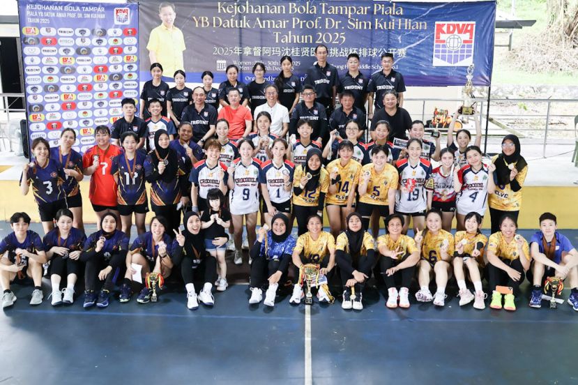 古晋排球总会2025年砂拉越副总理拿督阿玛沈桂贤挑战杯排球公开赛女子组总决赛，得奖队伍与主办单位合照。