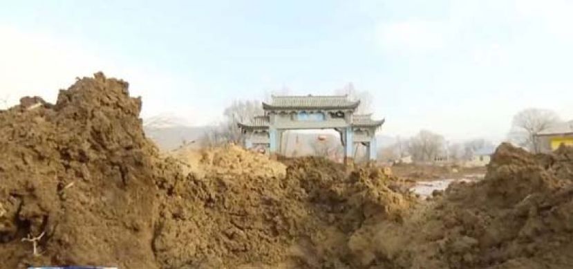 地震后浪头高达三米泥浆，翻滚近淹没村庄。