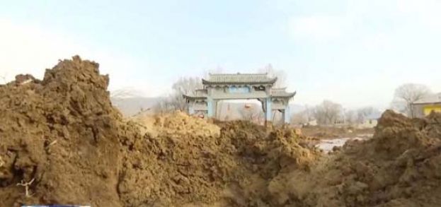 地震后浪头高达三米泥浆，翻滚近淹没村庄。