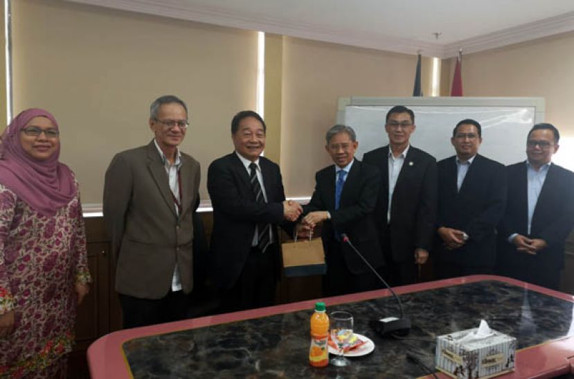 财政部高级秘书拿督斯里丹米兹(右四)率领财政部高级官员赠送纪念品予黄順舸；左二为即将担任北市市长的朱乃迪利端。