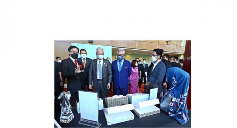 首相依斯迈沙比里（中）出席中小企业展览，右二为企业发展及合作社部长丹斯里诺奥马。