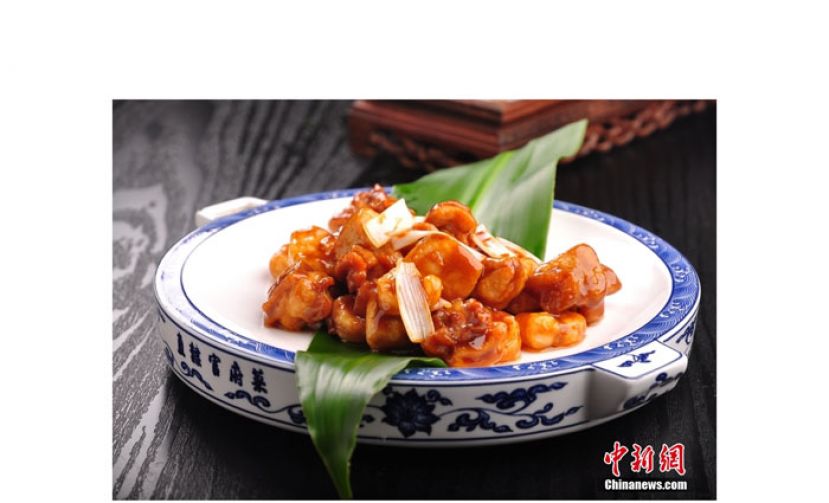 刚上桌的&ldquo;鸡里蹦&rdquo;，鸡丁鲜嫩细腻，虾仁晶莹饱满。
