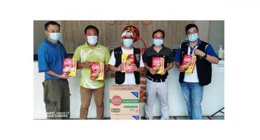 春华贸易有限公司代表（右二）移交赞助牛奶予砂河婆青团团长李添运  （左二）。 