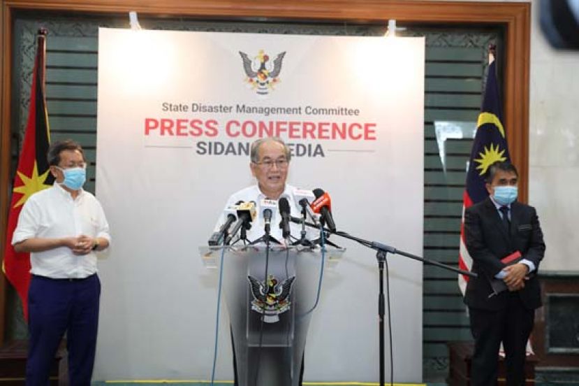 拿督阿玛道格拉斯主持新闻发布会。