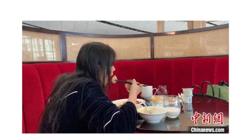 邹雅琦在机场休息室吃自助餐。
