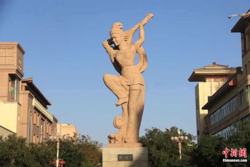 敦煌城标──反弹琵琶。