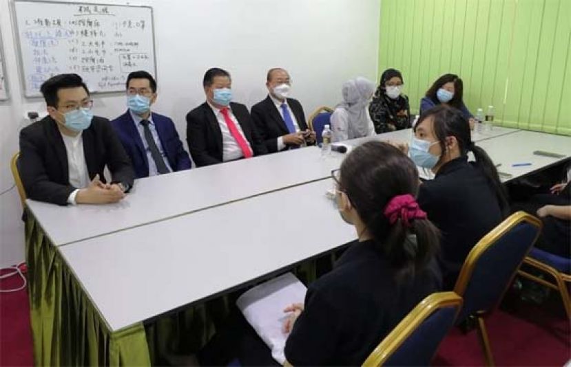 拿督刘义华（右4）勉励参加大马人力资源部办的推拿技职认证考试亚洲中医技职学院第八届学员。左起为该学院老师江邦发、主任江邦仲、院长江宗兴。