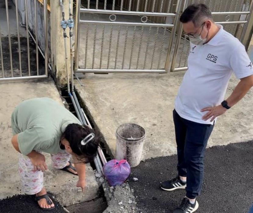 砂政盟柏拉旺候选人程明智（右）与林华威市议员巡视乌驿路第7巷讨论改善设施。