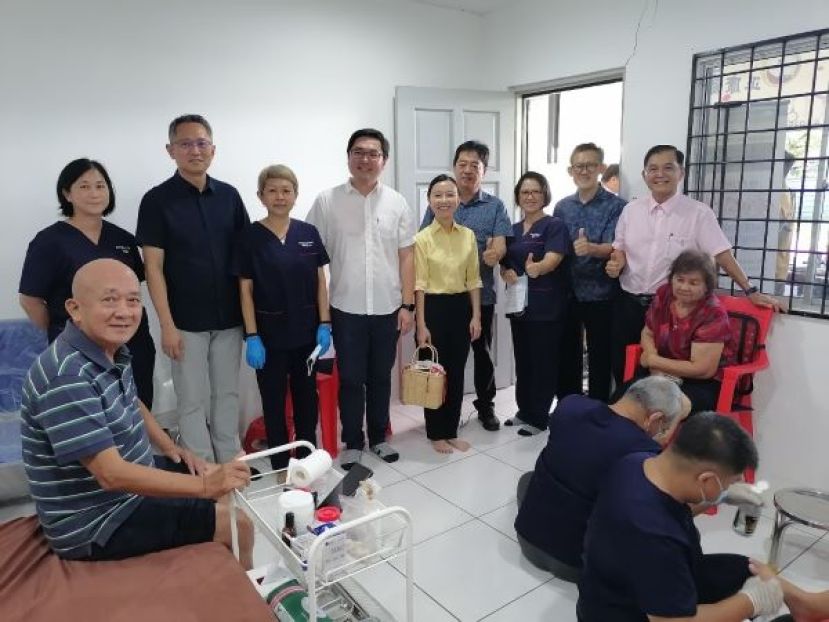 刘旂华（右起）、薛华东、钟其每医师、许义华陪同许德婉及黄笃荣观看中医义诊。
