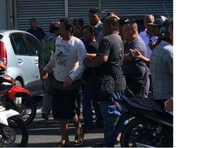 见义勇为的民众逮住攫夺匪，交给警方处置。