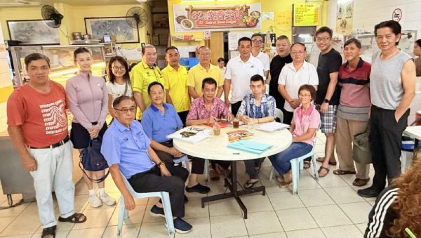 砂巴都林当区议员施志豪（站右7）率领服务团队与社区领袖携手合作，竭诚为砂人民服务。站者右1为古晋齐心慈善协会法律组主任陈利恒、右4为达闽再也商联会名誉会长兼执行顾问林瑞钊。站左3至右为：古晋齐心慈善协会财政许德艺、达闽再也商联会会长本固鲁拿督贝朝兴、古晋圣德恩宫坛主陈义华、本固鲁严安干。坐者左一为砂古晋省社会福利局资深志工庄诚德。