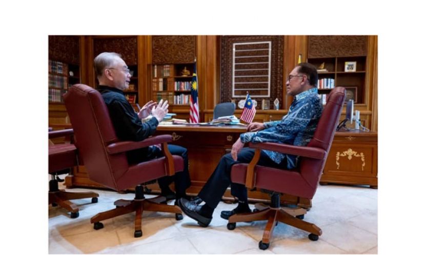 首相安华(右)与魏家祥畅谈民生与国家课题。