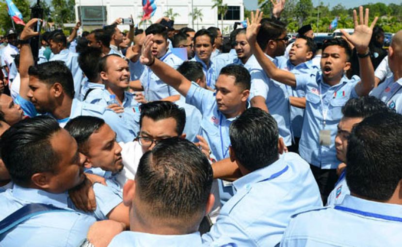 公正党青年团大会爆发肢体冲突，场面火爆。