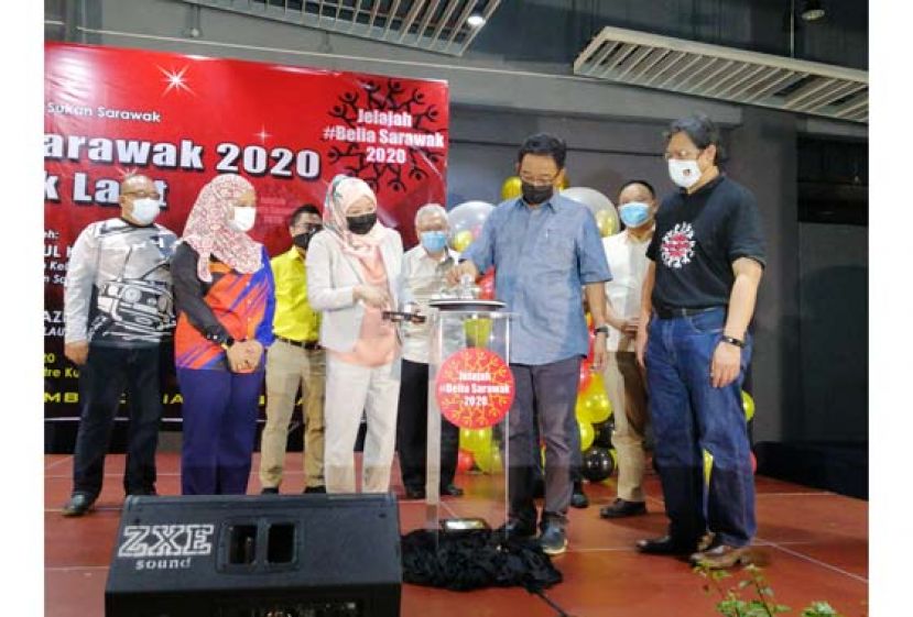  阿都卡林(右二)在众人陪同下为古晋区&ldquo;2020 探索砂拉越青年&rdquo;主持开幕。