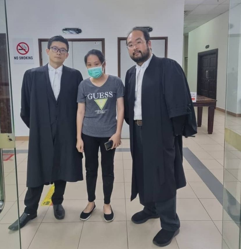 女子黄某在讨回清白后，和辩护律师刘世芳（右）以及刘学毅影予法庭外。