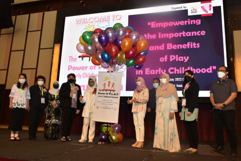 砂妇女、儿童与社区福利发展部部长拿督斯里陈赛明（左五）为2022年学前教育大会主持开幕。