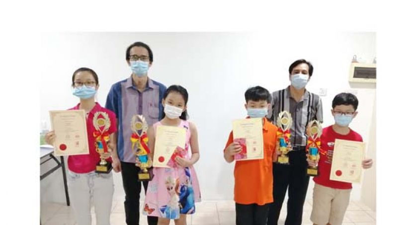 后排右1起为砂围棋领导林国财，棋艺先锋棋院院长吴将玮；前排左起为亚军郭睿涵,冠军吴双、殿军郑良根和季军沈宏达。